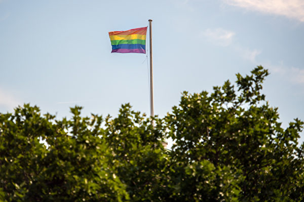 地方政府投票不挂彩虹旗遭抨击议员受压辞职 同性婚姻 公投 维州 大纪元