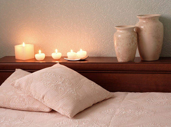 在练习呼吸入睡前，先将周围的空间整理干净，点上蜡烛。(Shutterstock)
