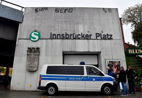 德國柏林一處工地2日發現一枚250公斤的二戰遺留炸彈。當地警方和消防部門為拆彈設置半徑達500米封鎖區。(JOHN MACDOUGALL/AFP/Getty Images)
