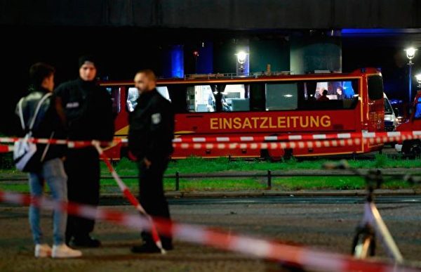 德国柏林一处工地2日发现一枚250公斤的二战遗留炸弹。当地警方和消防部门为拆弹设置半径达500米封锁区。(ODD ANDERSEN/AFP/Getty Images)