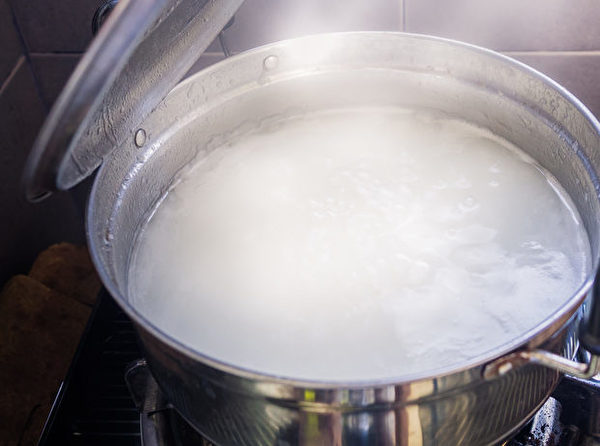 米汤的作用类似西药“胃乳片”，是用来保护胃粘膜的。(Shutterstock)