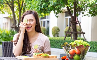 湾区中医师常欣提倡“营养能量疗法”，通过有机、健康蔬果，搭配全营养粉和纤维粉为人体排毒。（Shutterstock）
