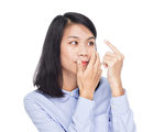 隐形眼镜别戴逾8小时  眼睛恐缺氧