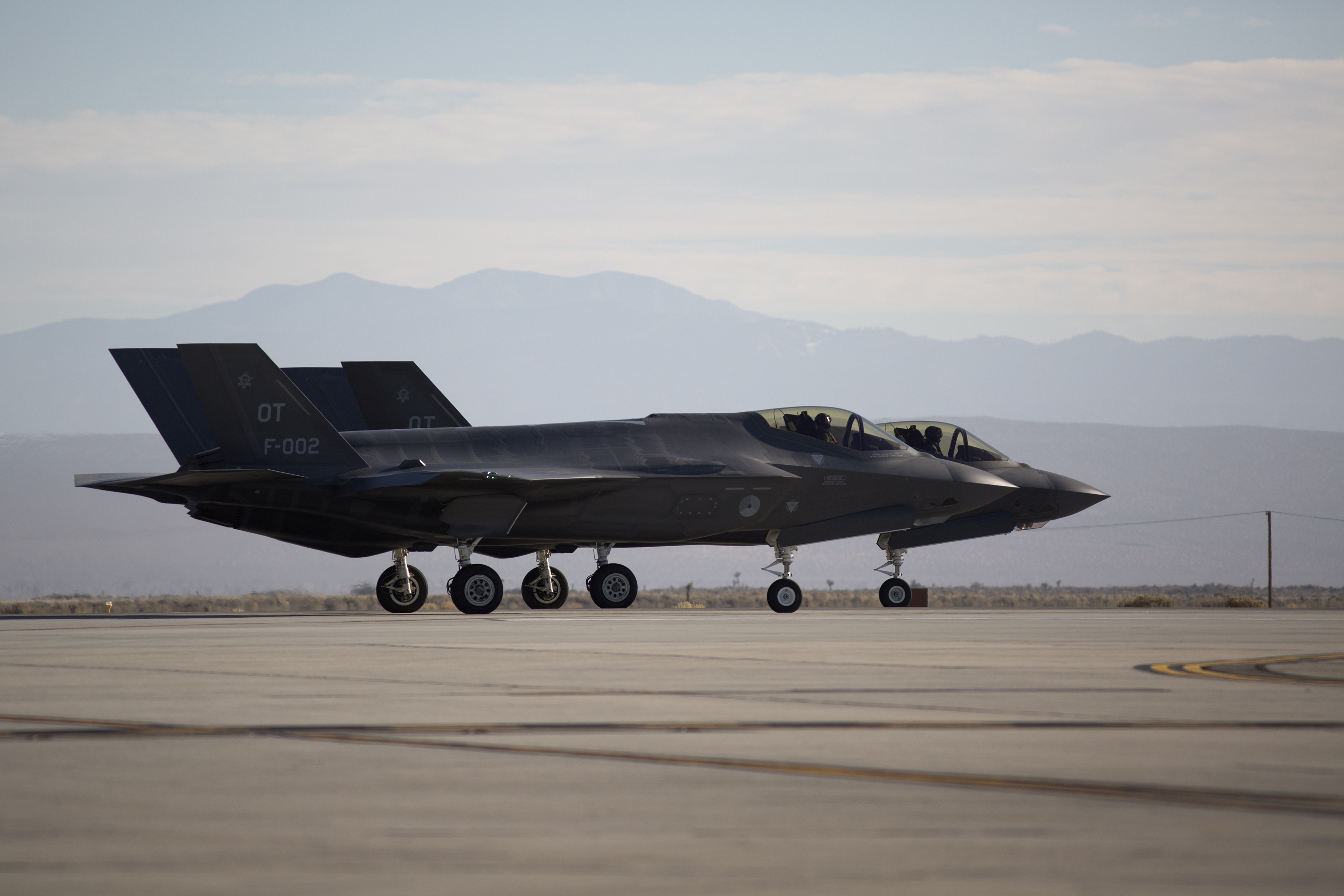 圖為美軍兩架F-35戰機。(DAVID MCNEW / AFP)