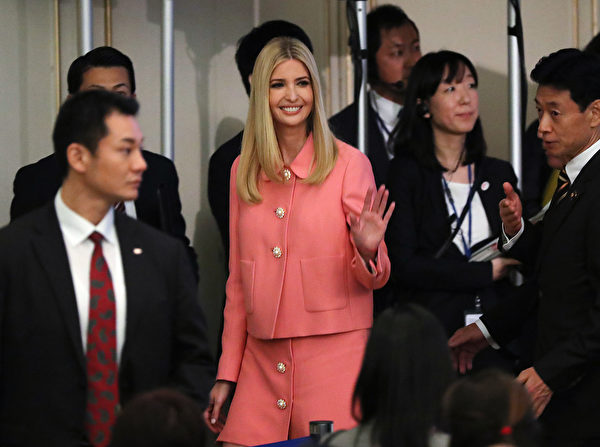 第一千金伊万卡周四抵达日本访问，和日本首相安倍晋三共同出席“国际女性会议”，共进晚餐。（AFP PHOTO / POOL / Eugene Hoshiko）