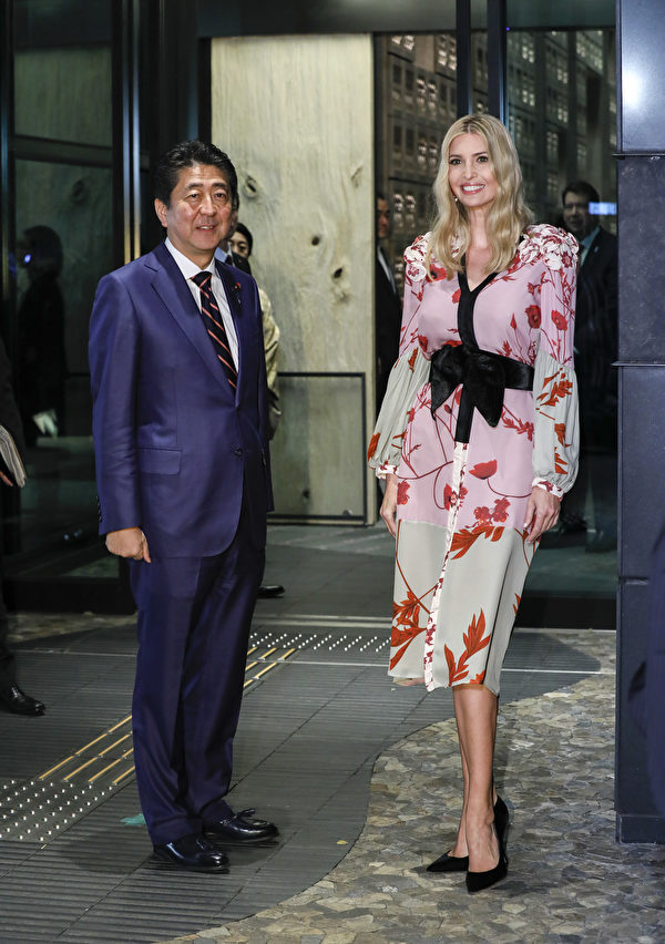 Ivanka Trump (R), Advisor to US President Donald Trump, is welcomed by Japanese Prime Minister Shinzo Abe for a dinner at a restaurant in Tokyo on November 3, 2017. / AFP PHOTO / POOL / Kimimasa MAYAMA
