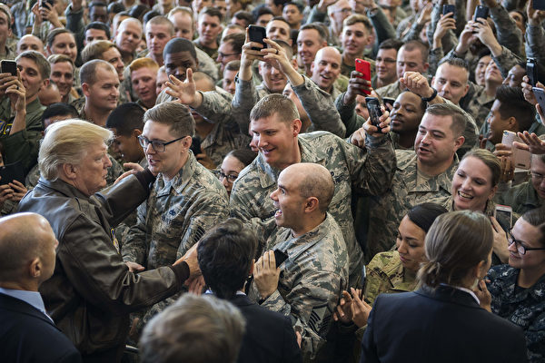 2017年11月5日，美國總統川普在日本橫田空軍基地發表演說後，與在場美軍官兵打招呼。（JIM WATSON / AFP） 