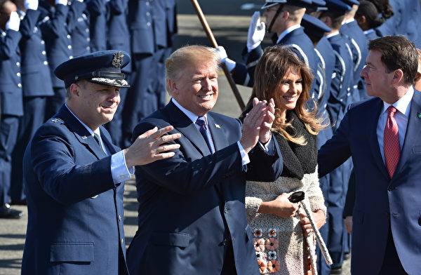 2017年11月5日，美国总统川普伉俪在日本横田空军基地受到美军官兵的欢迎。（Kazuhiro NOGI / POOL / AFP）