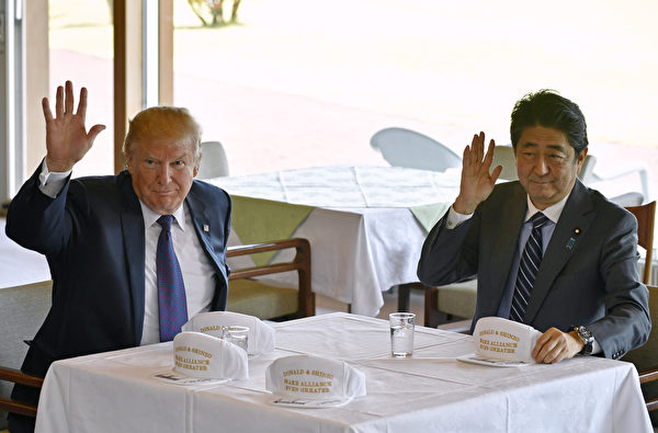 2017年11月5日，美國總統川普與日本首相安倍晉三，在日本川越市一處高爾夫球場向在場媒體工作人員揮手。（FRANCK ROBICHON, Laurent FIEVET / POOL / AFP） 