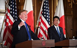 圖為美國總統川普和與日本首相安倍晉三在11月6日舉行兩國首腦會談後，聯合召開了美日首腦記者會。 (JIM WATSON/AFP)