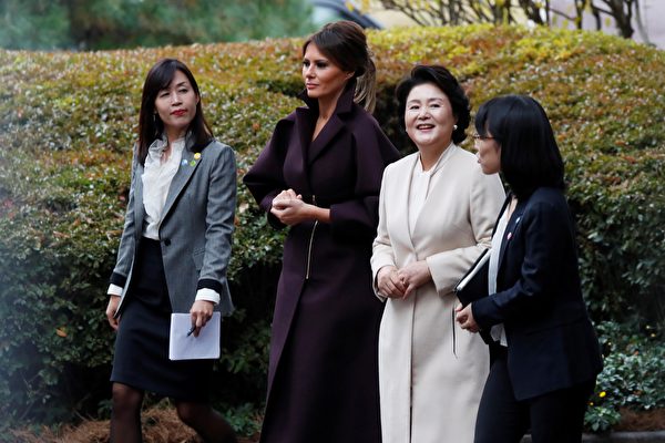 2017年11月7日，美国第一夫人梅拉尼娅与韩国第一夫人金正淑在青瓦台花园内散步。（JEON HEON-KYUN / POOL / AFP）