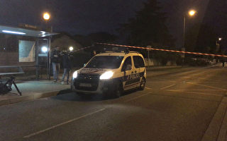當地時間10日下午，在法國圖盧茲市（Toulouse）附近一所學校外，一輛汽車衝撞行人，造成三名中國留學生受傷，一名女生重受。（Hugues Jeanneau / AFP TV）