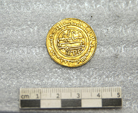 21枚古阿拉伯金币（dinar）的年代在1121年至1131年之间，在西班牙或摩洛哥铸造，当时这些地区被穆拉比特王朝的柏柏人控制。（Alexis Grattier / University Lumiere Lyon II / AFP）