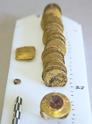 发现的金币、金戒指和金箔。（Alexis Grattier / University Lumiere Lyon II / AFP）