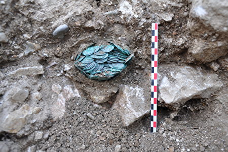 现场发掘出的2200枚古罗马银币（denier）和古希腊银币（obole）。（Anne BAUD, Anne FLAMMIN / Laboratoire Archeologie et Archeometrie / AFP）