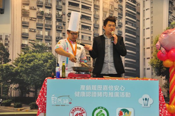 名厨卢俊斌示范自然猪战斧猪排处理与料理方式。（赖月贵／大纪元）
