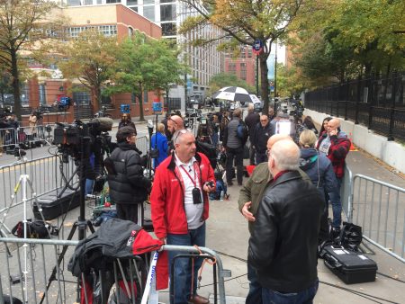 11月1日上午在曼哈頓社區大學門口的各大媒體記者們。