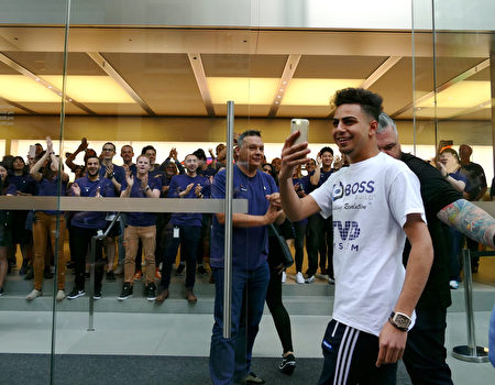 10月28日晚开始在悉尼CBD苹果店外排队的18岁的Bishoy Behman，成为当日第一位进店顾客。（安平雅/大纪元）