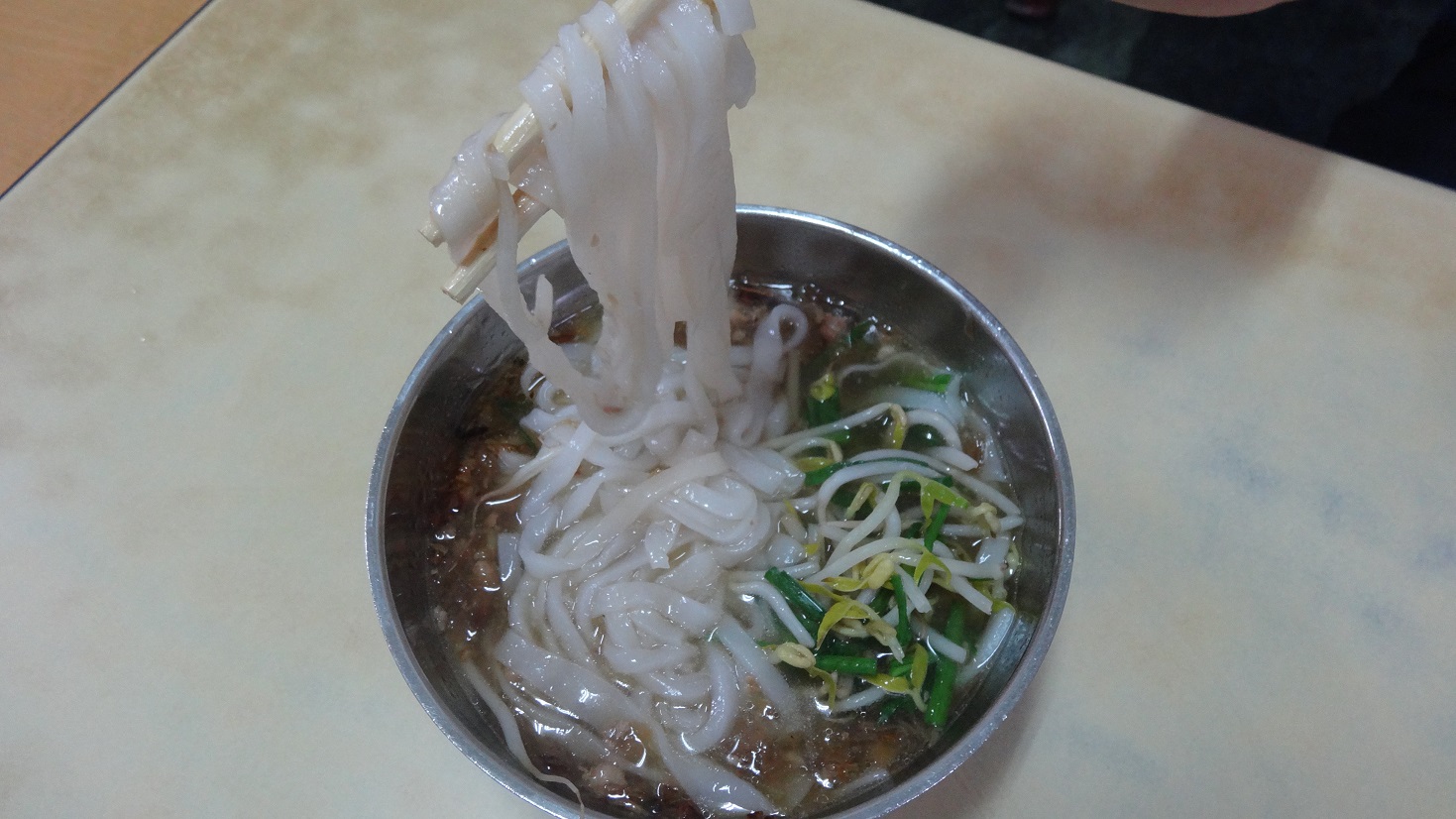 客家粄條，食材有蔥油酥、肉燥、韭菜、豆芽菜。（曾晏均／大紀元）