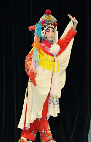 京剧“小放牛”的小演员表演出众，演唱底气十足。（余浩/大纪元）