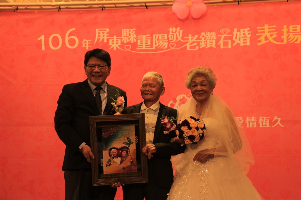 鑽石婚證書由皮雕加上鮮麗的彩繪而成,鑲嵌象徵堅定愛情的孔雀之珠、守護彼此的眼睛之珠及孕育子孫滿堂的大地之珠。(屏東縣政府提供)