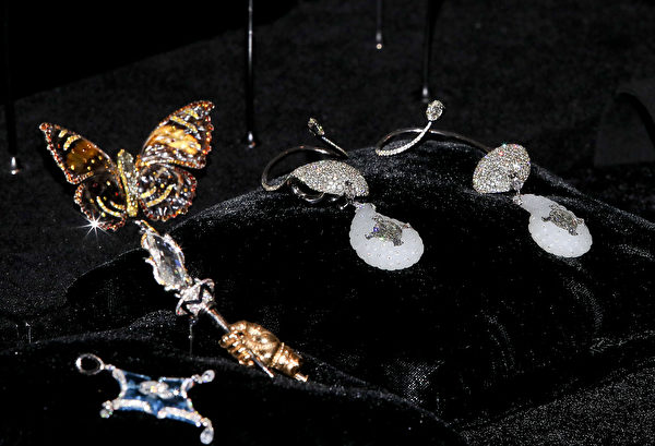 佳士得香港珠宝及翡翠首饰秋季拍卖预展展示的珠宝钻饰、手表及手袋总值超过5.3亿。（余钢／大纪元）