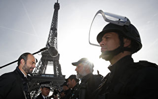 巴黎恐攻2年後，法國正式解除緊急狀態，將改採新反恐措施。圖為法國總理菲力普（左）1日視察巴黎艾菲爾鐵塔守衛員警。(CHRISTIAN HARTMANN/AFP)