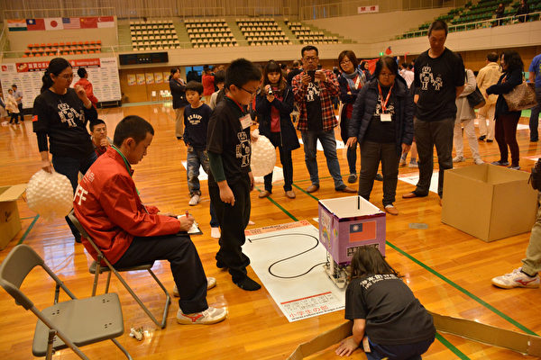 台南市國中小組隊參加日本石川縣加賀RoboRAVE國際機器人大賽，11日開賽，12日下午閉幕頒獎，台南市代表隊奪下國中小組近2/3的獎牌。圖為比賽現況。（台南市海東國小提供）