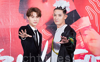 敖犬（庄濠全）（右）11月14日在台北出席新专辑《TRANSFORM*变》记者会，好友王子（邱胜翊）（左）站台力挺 。（陈柏州／大纪元）
