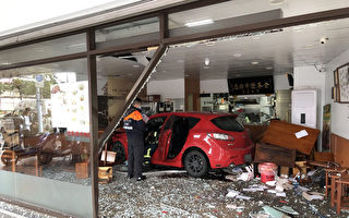台北市警消单位11月21日上午获报，台北市南港区一间牛肉面店遭轿车冲撞，大门玻璃被撞碎，现场满目疮痍，幸无人伤亡。（台北市消防局提供/中央社）