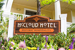 北加州酒店McCloud Hotel的招牌。（張又天/大紀元）