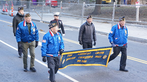 波士頓華裔328退伍軍人會：前排黃國麟(左)和司徒卓榮，中間排陳志航(左)和陳文浩，最後排司徒文信(左)。(黃劍宇/大紀元)