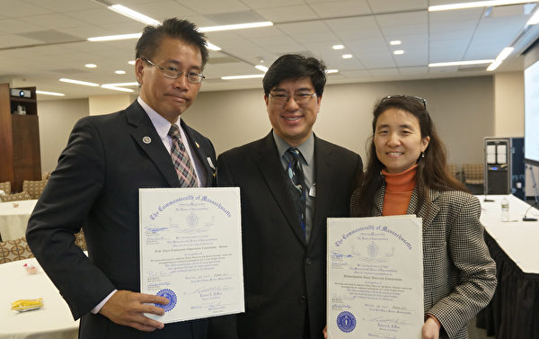麻州众议员陈德基(中)代表众议院发褒奖状，由亚美会副主席Elisa Choi （右）和安丰贵接受。(景灏/大纪元)
