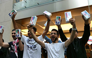 iPhone X悉尼发售 引果粉大排长龙