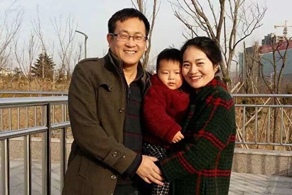 中国维权律师王全璋遭抓捕前与妻子李文足和两岁儿子合影。（网路图片）