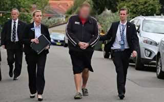 澳洲警方逮捕了任教於悉尼下北岸莫布雷公立學校（Mowbray Public School）51歲的菲利普斯（Simon William Phillips）。（澳洲警方提供）
