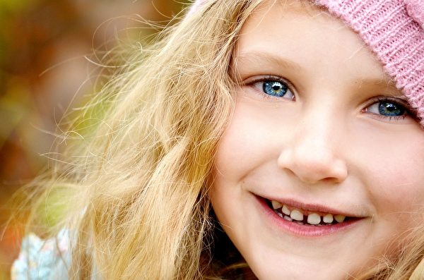 金髮藍眼的女孩。示意圖。(Pixabay)