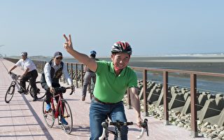台中大安区滨海堤顶自行车道8日完工启用，市议员吴敏济在说明会上宣布争取扩大龟壳生态公园，成为亮点公园。（吴敏济提供）