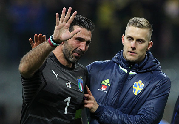 40岁的意大利门将、队长布冯（左）赛后正式宣布，退出国家队。 (Marco Luzzani/Getty Images)