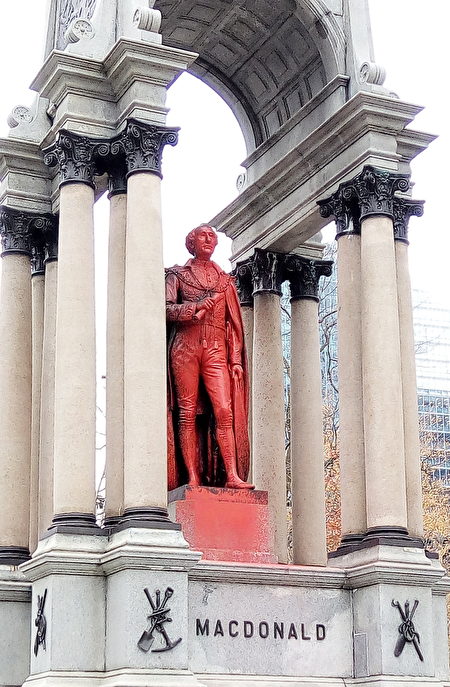 蒙特利尔市中心加拿大广场（Place du Canada）上的加拿大首任总理麦克唐纳（John A. Macdonald）纪念雕像上周末被不明人士喷上红漆。（易柯 / 大纪元）