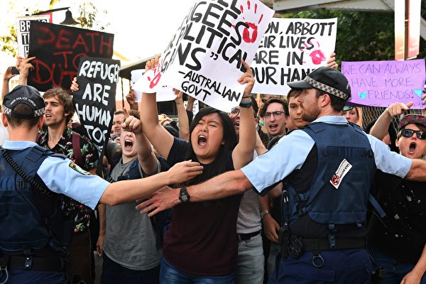 激动的抗议人群。 (WILLIAM WEST/AFP/Getty Images)