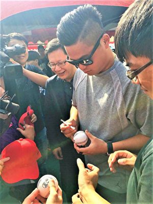 登上美国职棒大联盟的台湾球员胡智为（中），17日返母校西苑国中。（黄玉燕／大纪元）
