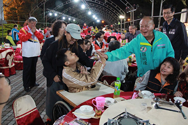 嘉义县议会议长张明达（右2）在2017寒冬送暖公益活动中，与身心障碍福利机构院生热烈互动。（嘉义县议会提供）