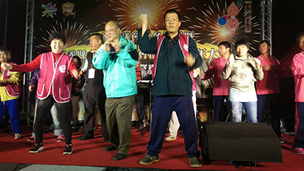 嘉义县议会议长张明达（穿绿色外套者）等贵宾，在2017寒冬送暖公益活动中，上台与身心障碍福利机构院生同乐。（嘉义县议会提供）