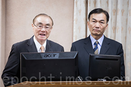 国防部长冯世宽（左）22日表示，共机又多批次出来活动。（陈柏州／大纪元） 