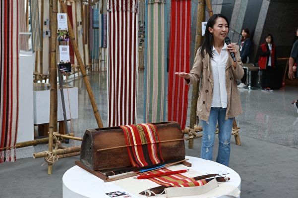 比穗・保罗使用泰雅传统地织机作为教授工具，让学员体认到传统泰雅妇女织布的细腻精致，以及与土地、生活和文化的连结。（曾汉东／大纪元）