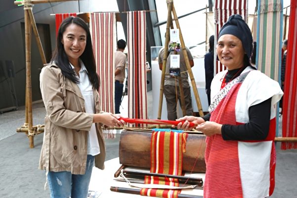 比穗・保羅使用泰雅傳統地織機作為教授工具，讓學員體認到傳統泰雅婦女織布的細膩精緻，以及與土地、生活和文化的連結。（曾漢東／大紀元）