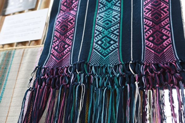 泰雅傳統織布工藝展示作品。（曾漢東／大紀元）