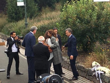 阿根廷总统夫人与受害者家属拥抱。
