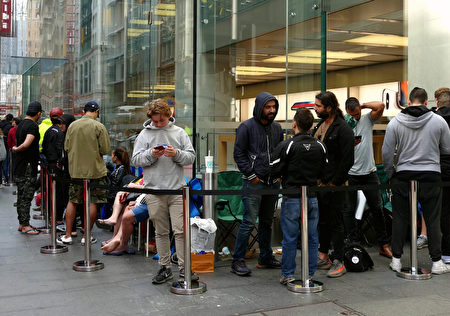 11月3日早上7点左右，等待在悉尼乔治大街苹果店外的果粉。（安平雅/大纪元）